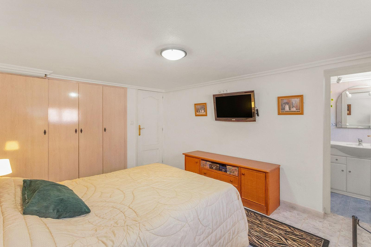 For sale - 4 Bedroom 3 Bathroom House - Detached Villa in Torrevieja - Torrevieja Centro  - Alicante