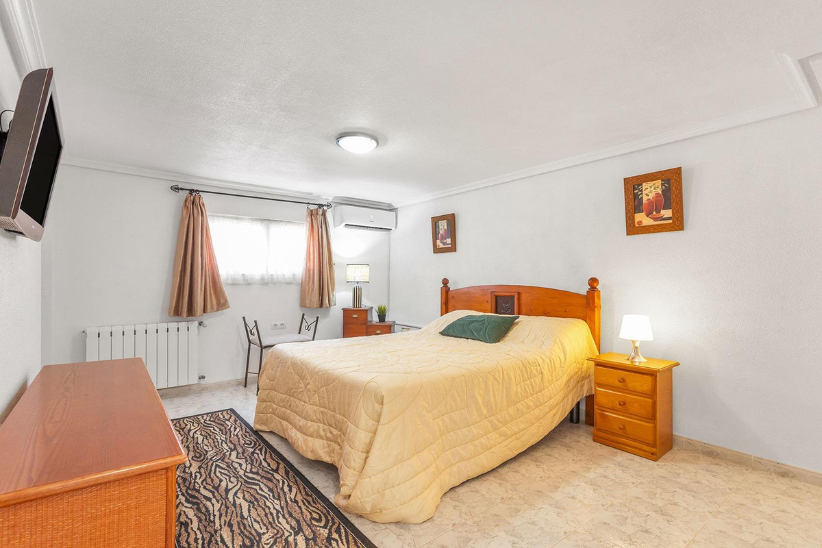 For sale - 4 Bedroom 3 Bathroom House - Detached Villa in Torrevieja - Torrevieja Centro  - Alicante