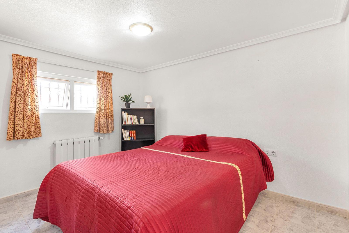 For sale - 4 Bedroom 3 Bathroom House - Detached Villa in Torrevieja - Torrevieja Centro  - Alicante
