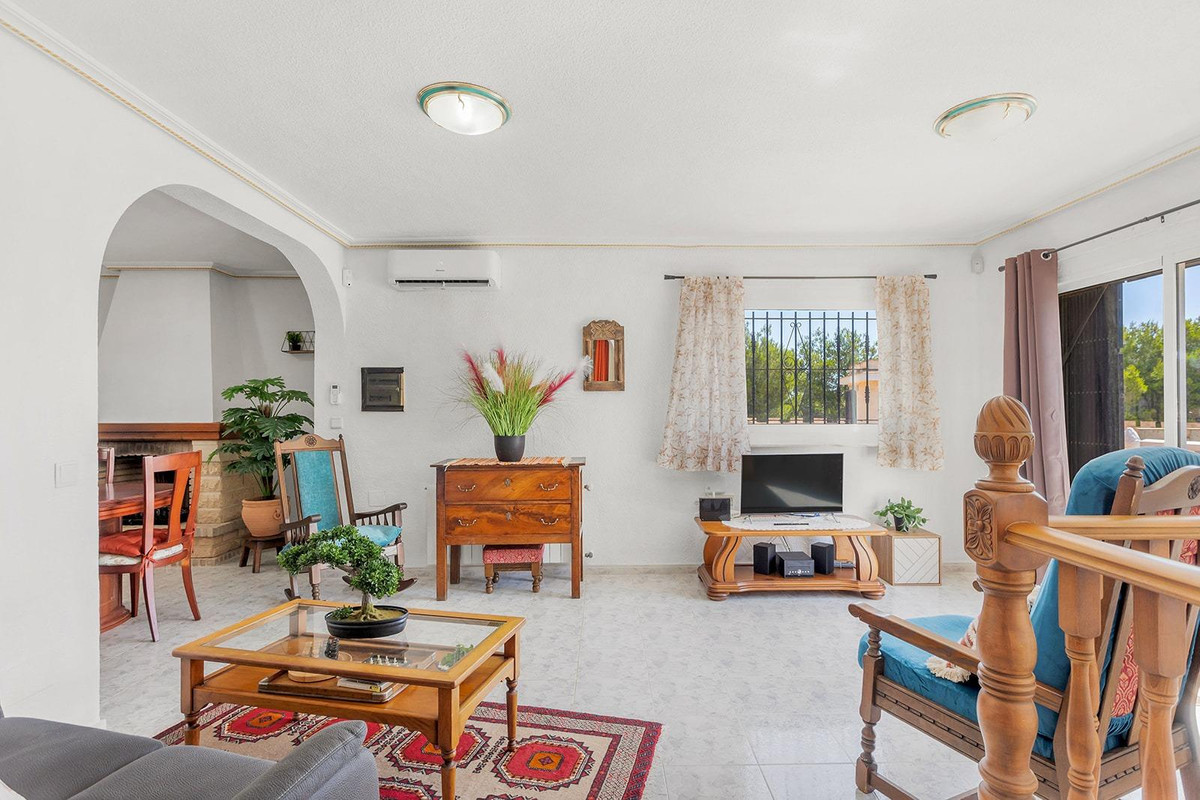 For sale - 4 Bedroom 3 Bathroom House - Detached Villa in Torrevieja - Torrevieja Centro  - Alicante