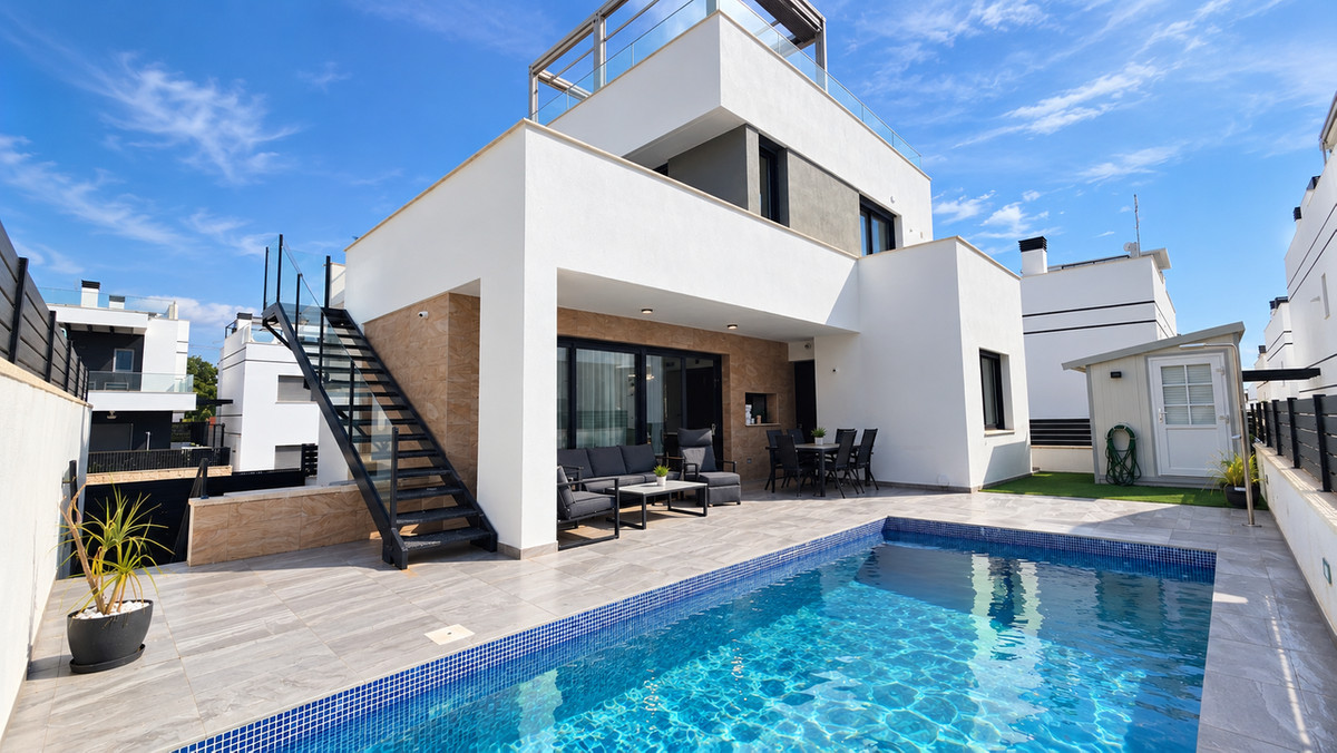 For sale - 6 Bedroom 4 Bathroom House - Detached Villa in Orihuela - Villamartin  - Alicante