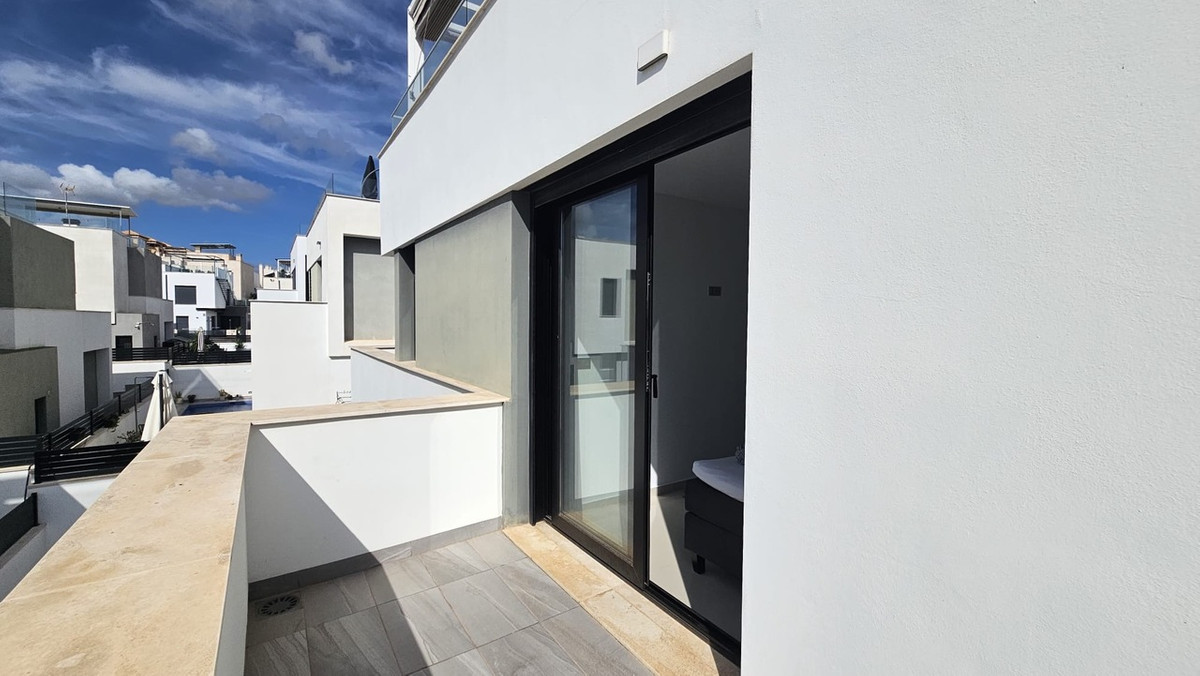 For sale - 6 Bedroom 4 Bathroom House - Detached Villa in Orihuela - Villamartin  - Alicante