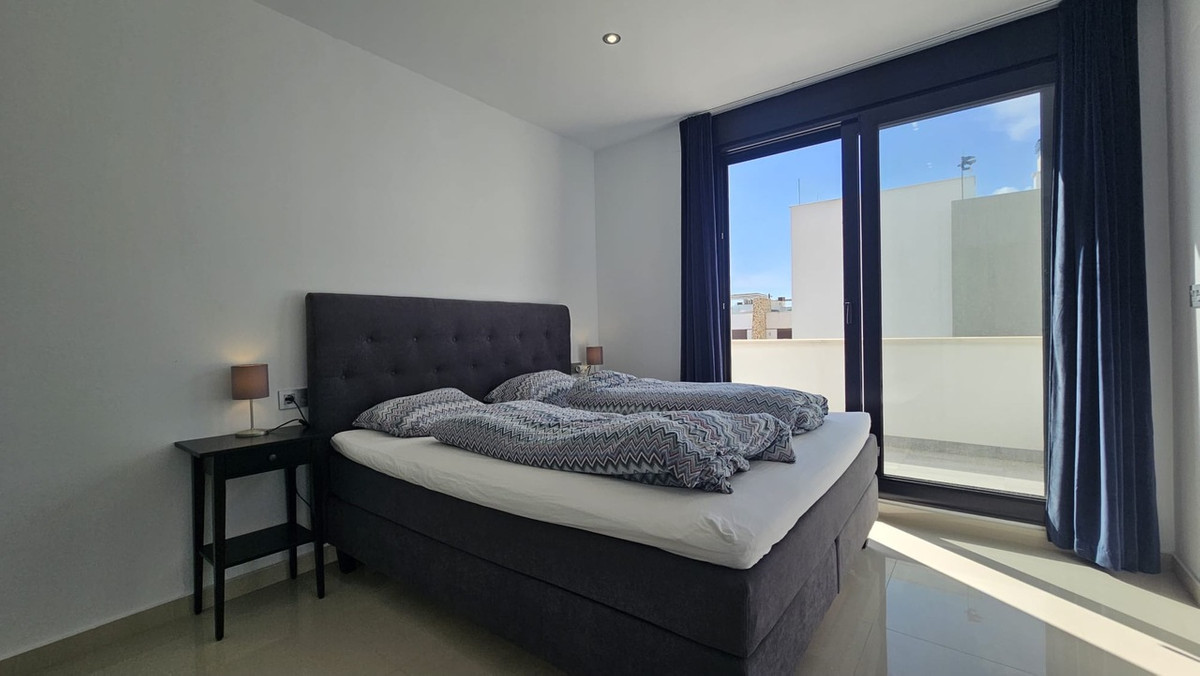 For sale - 6 Bedroom 4 Bathroom House - Detached Villa in Orihuela - Villamartin  - Alicante