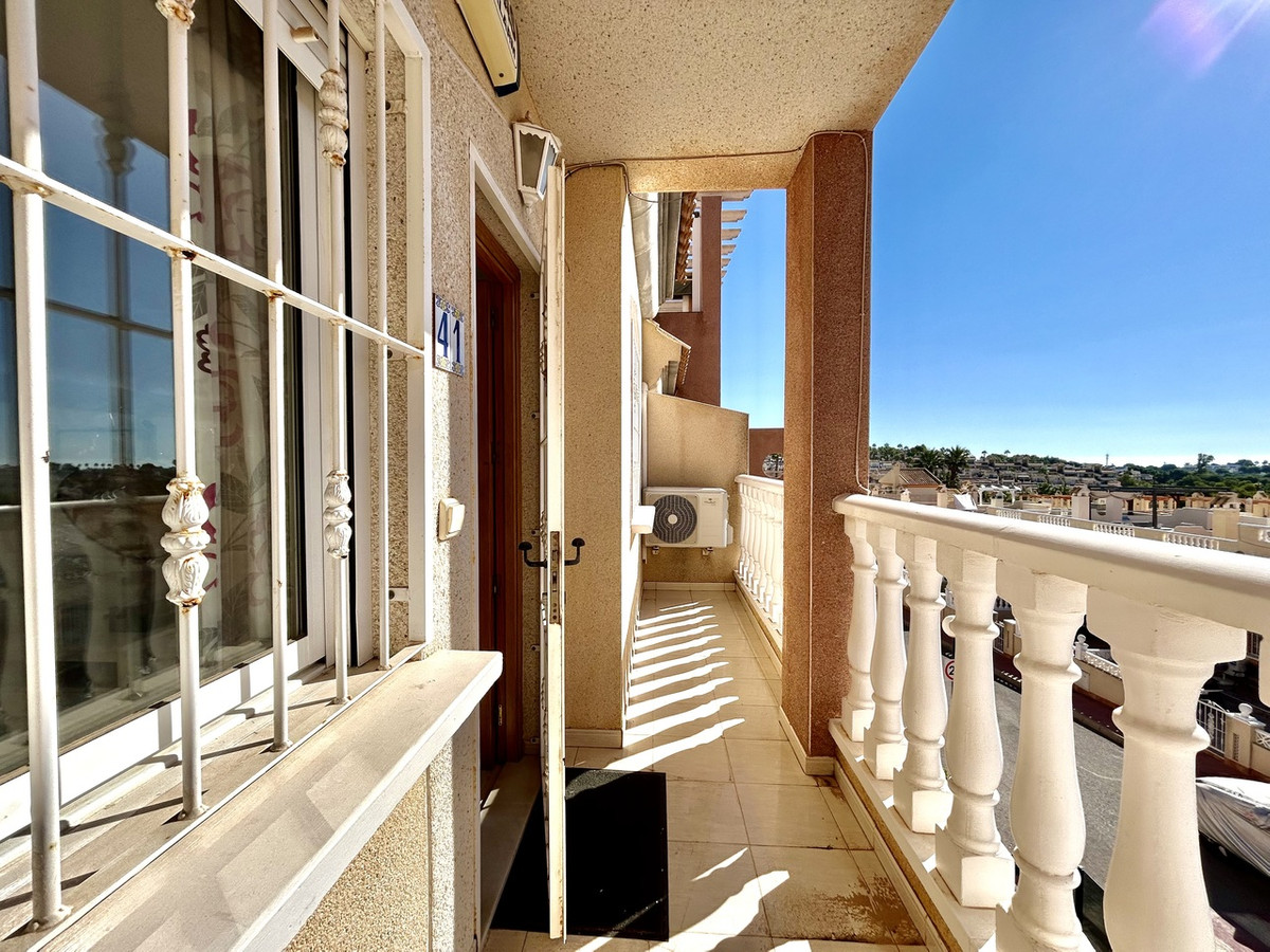 For sale - 2 Bedroom 1 Bathroom Penthouse Apartment in Villamartin - Villamartin  - Alicante