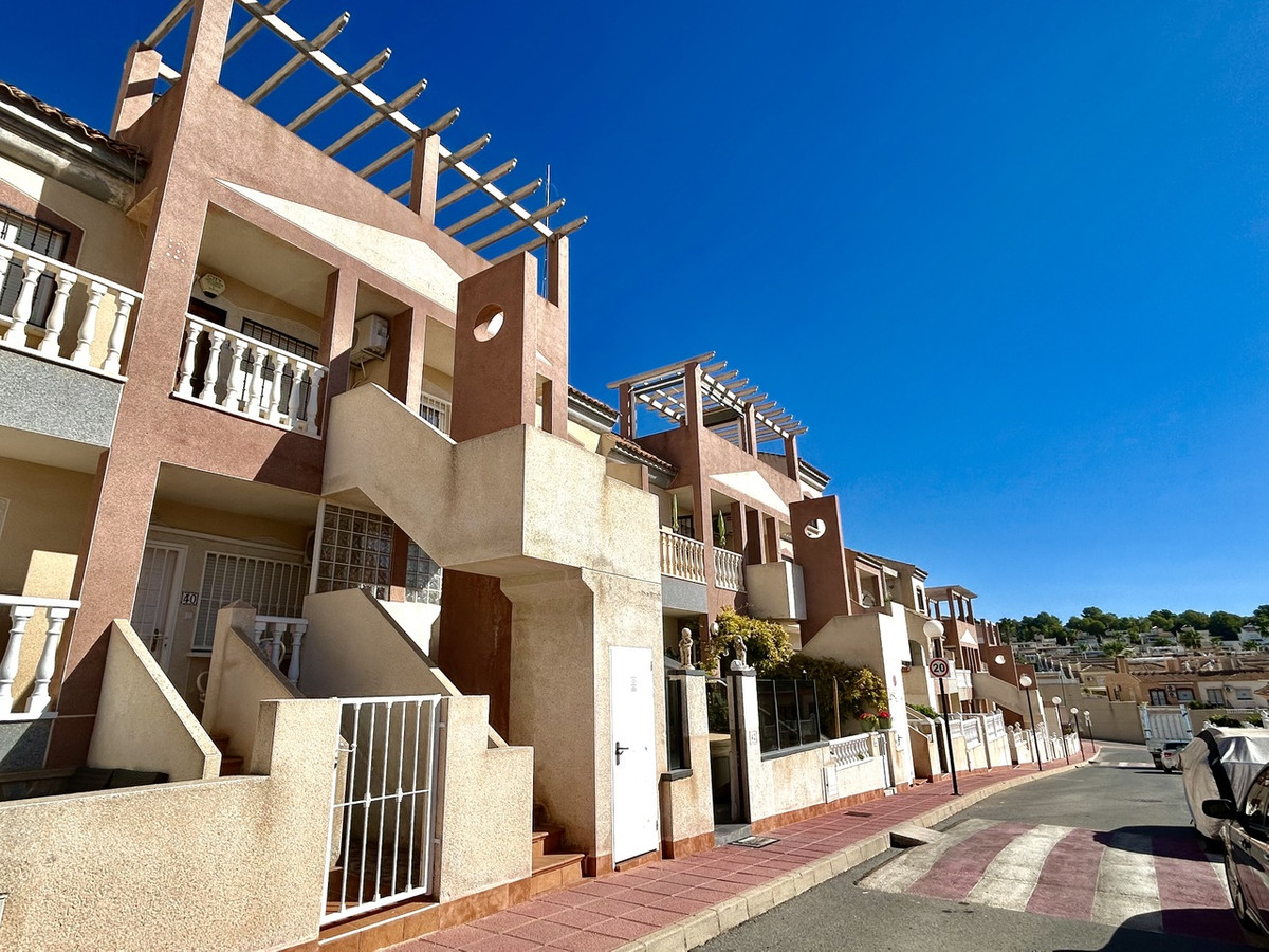 For sale - 2 Bedroom 1 Bathroom Penthouse Apartment in Villamartin - Villamartin  - Alicante