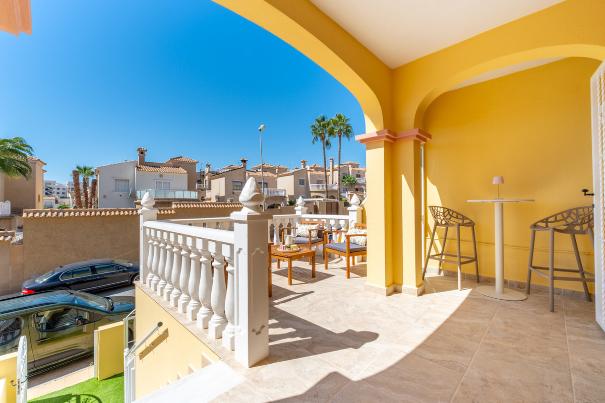 For sale - 2 Bedroom 2 Bathroom House - Townhouse in Orihuela - Villamartin  - Alicante