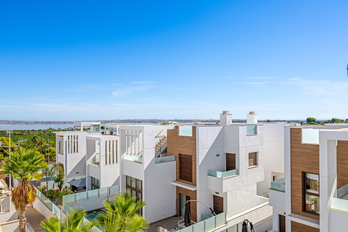 For sale - 2 Bedroom 2 Bathroom Apartment - Penthouse in Torrevieja - Torrevieja Centro  - Alicante