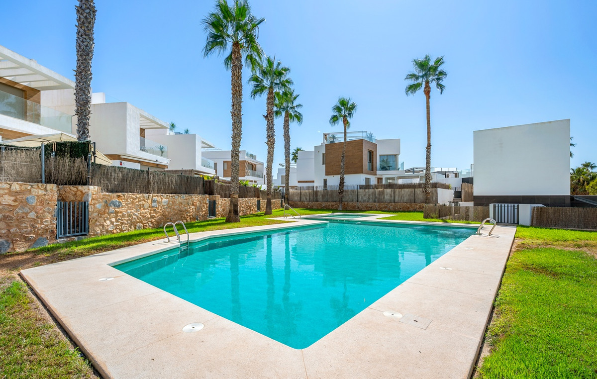 For sale - 3 Bedroom 3 Bathroom House - Detached Villa in Orihuela - Villamartin  - Alicante