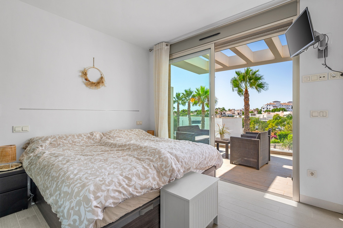 For sale - 3 Bedroom 3 Bathroom House - Detached Villa in Orihuela - Villamartin  - Alicante