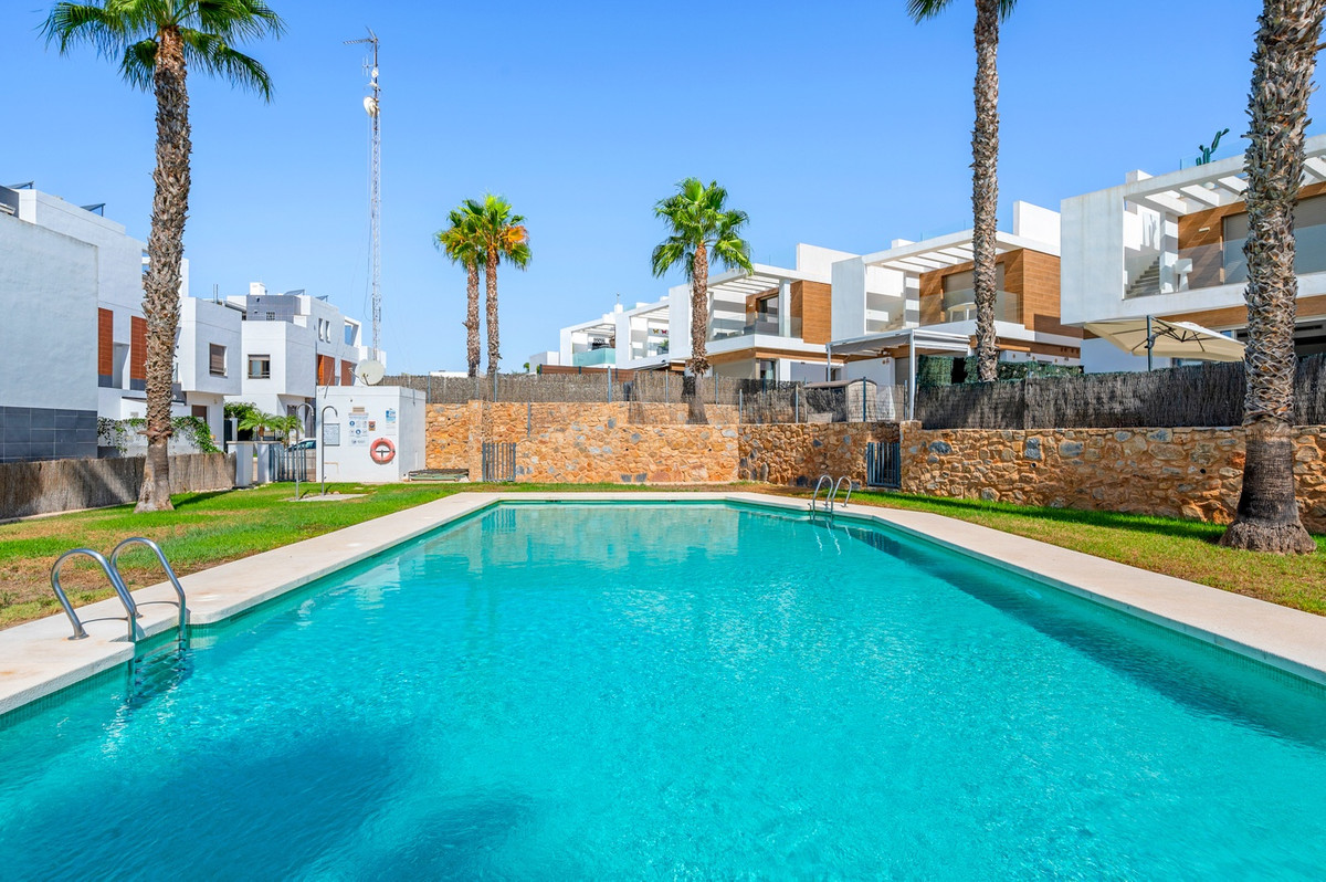 For sale - 3 Bedroom 3 Bathroom House - Detached Villa in Orihuela - Villamartin  - Alicante
