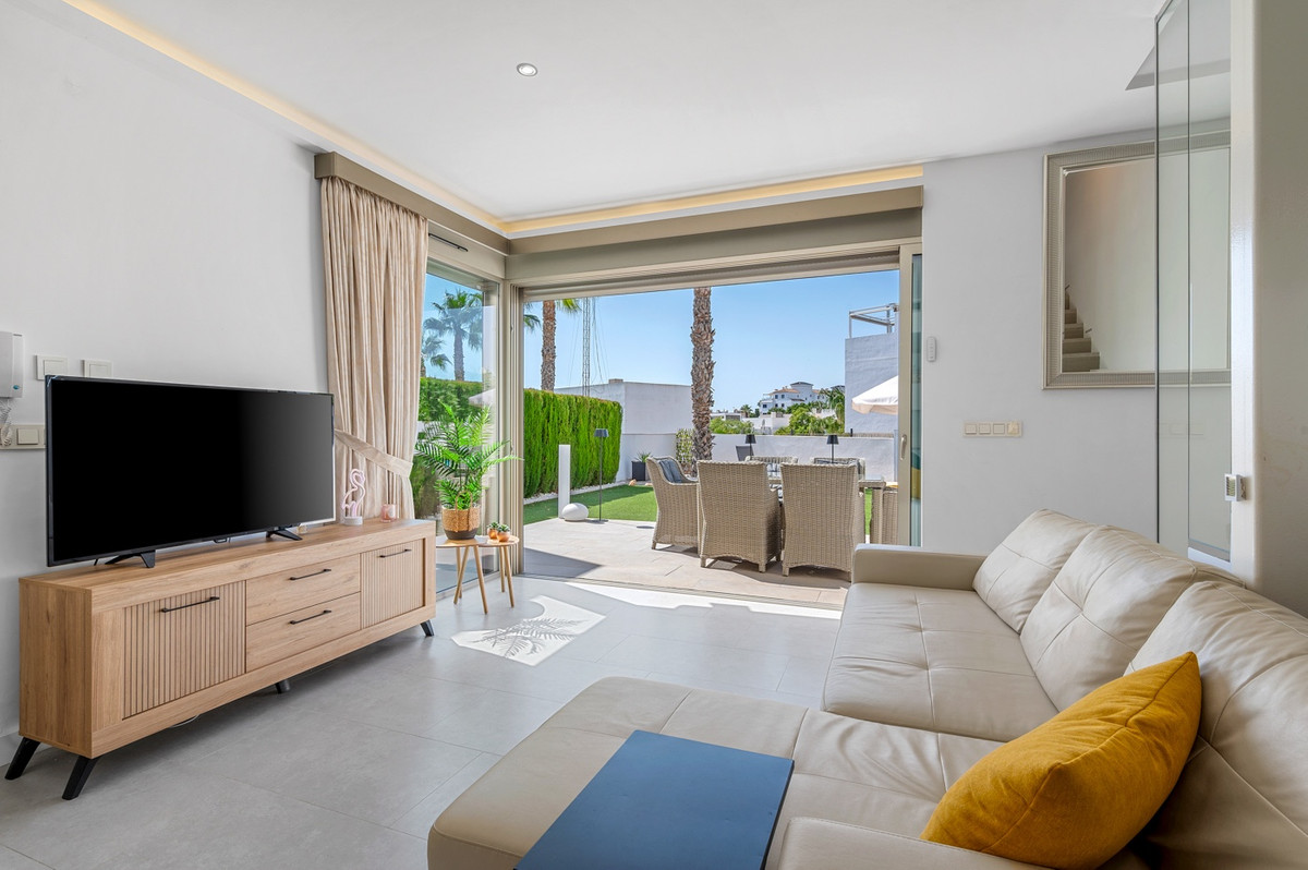 For sale - 3 Bedroom 3 Bathroom House - Detached Villa in Orihuela - Villamartin  - Alicante