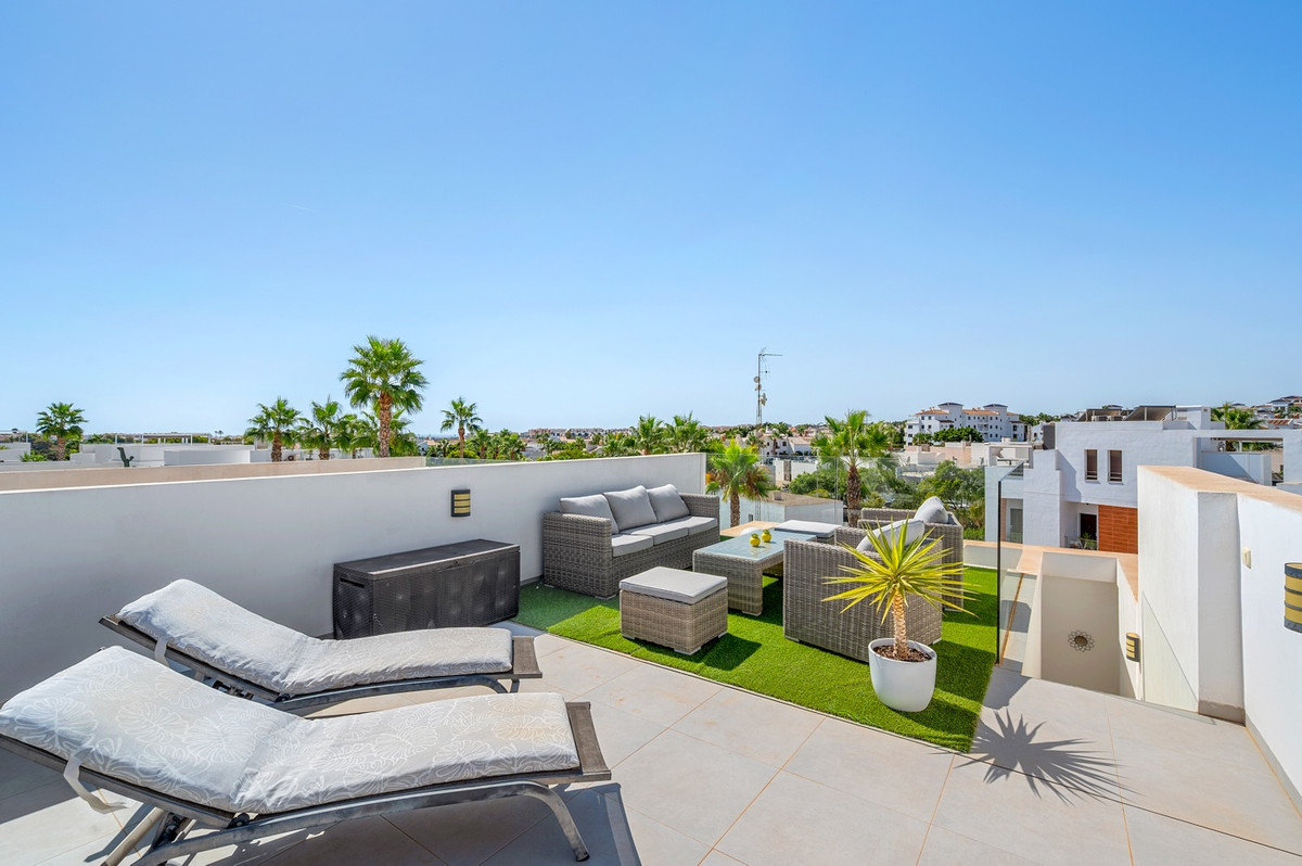 For sale - 3 Bedroom 3 Bathroom House - Detached Villa in Orihuela - Villamartin  - Alicante