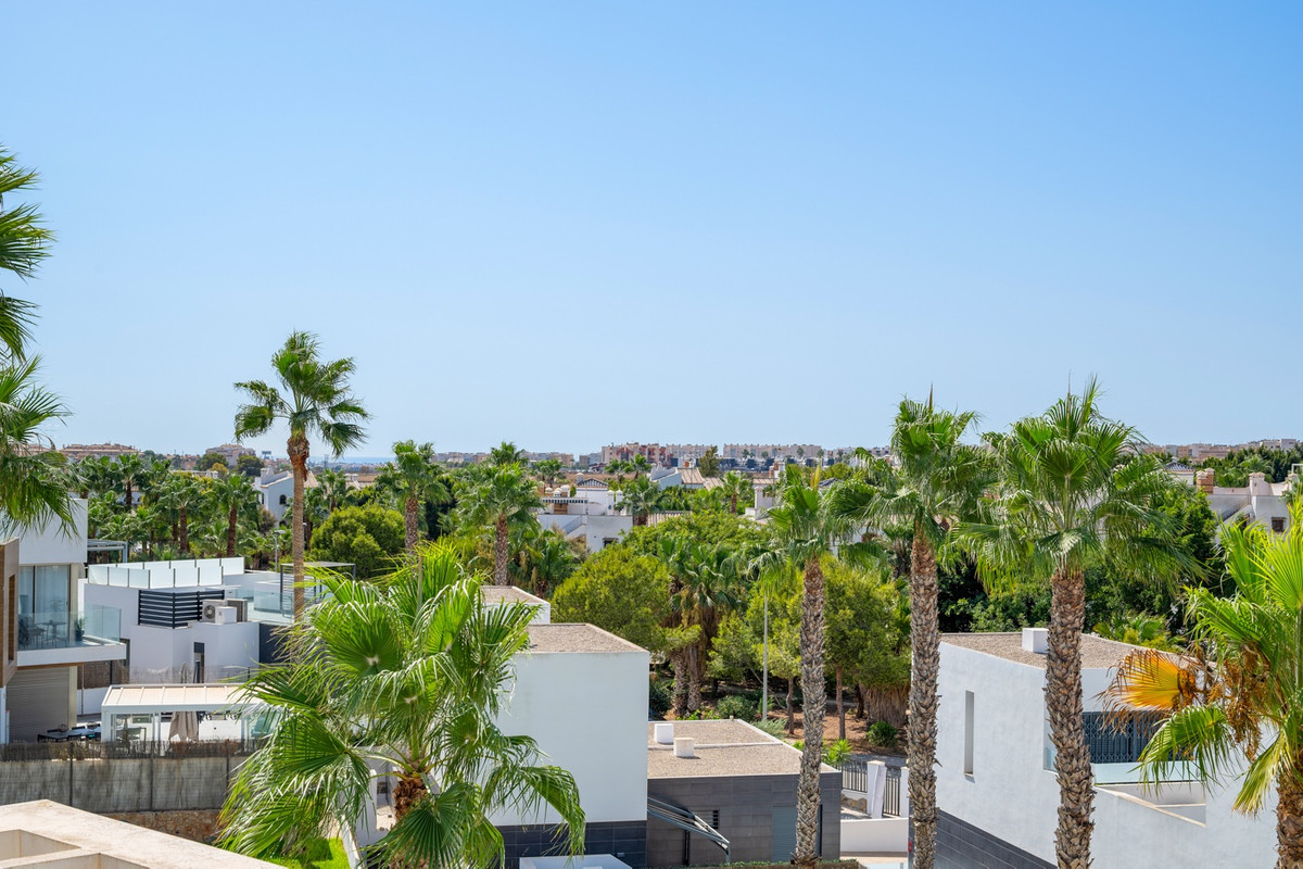 For sale - 3 Bedroom 3 Bathroom House - Detached Villa in Orihuela - Villamartin  - Alicante
