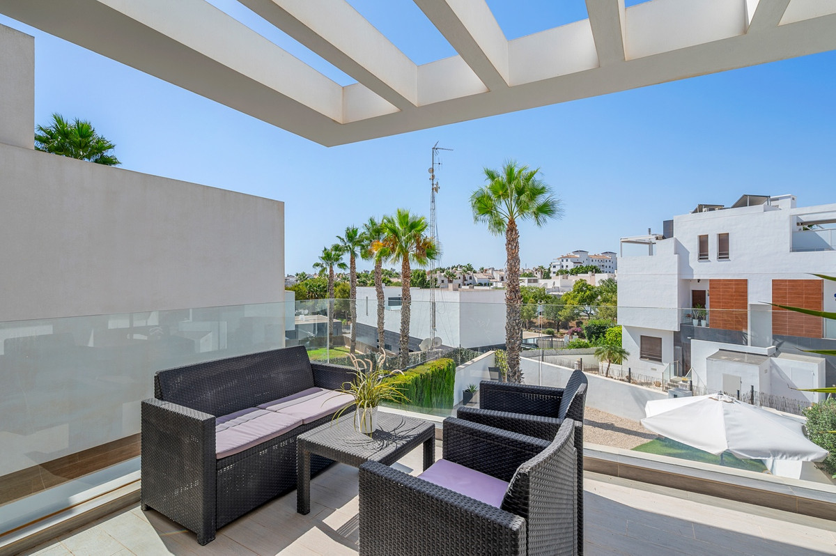 For sale - 3 Bedroom 3 Bathroom House - Detached Villa in Orihuela - Villamartin  - Alicante