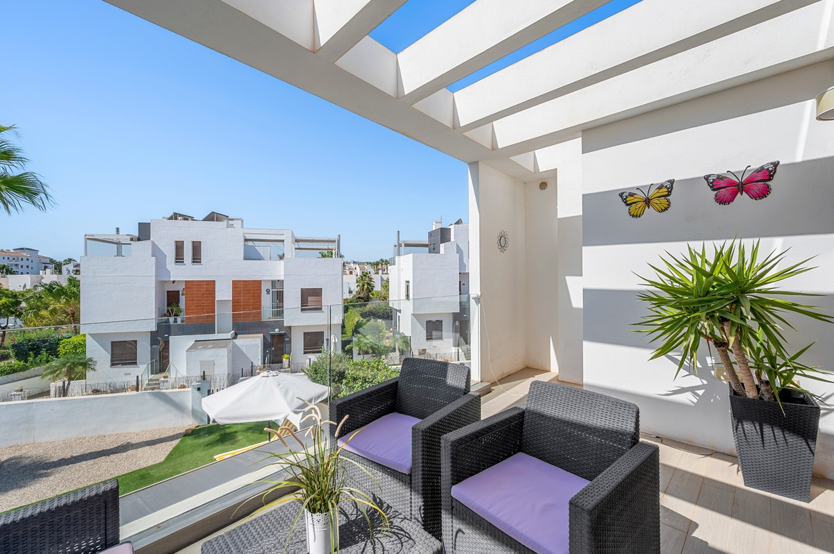 For sale - 3 Bedroom 3 Bathroom House - Detached Villa in Orihuela - Villamartin  - Alicante