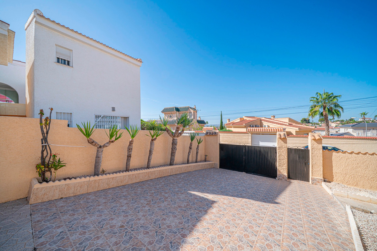 For sale - 5 Bedroom 4 Bathroom House - Detached Villa in Rojales - Ciudad Quesada  - Alicante