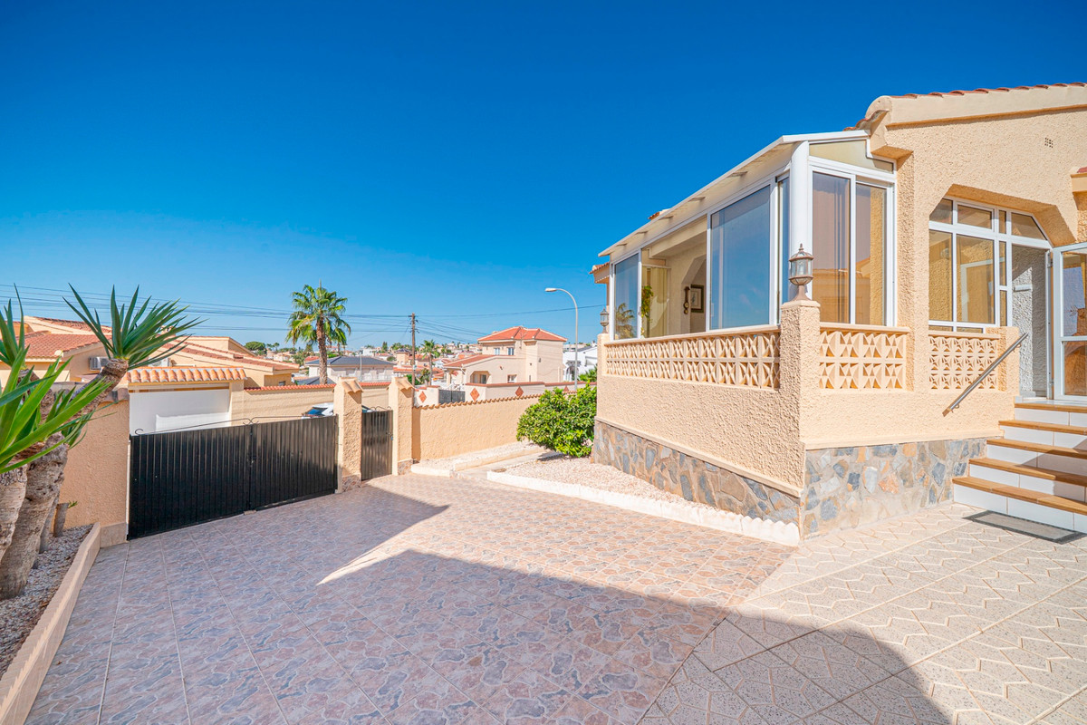 For sale - 5 Bedroom 4 Bathroom House - Detached Villa in Rojales - Ciudad Quesada  - Alicante