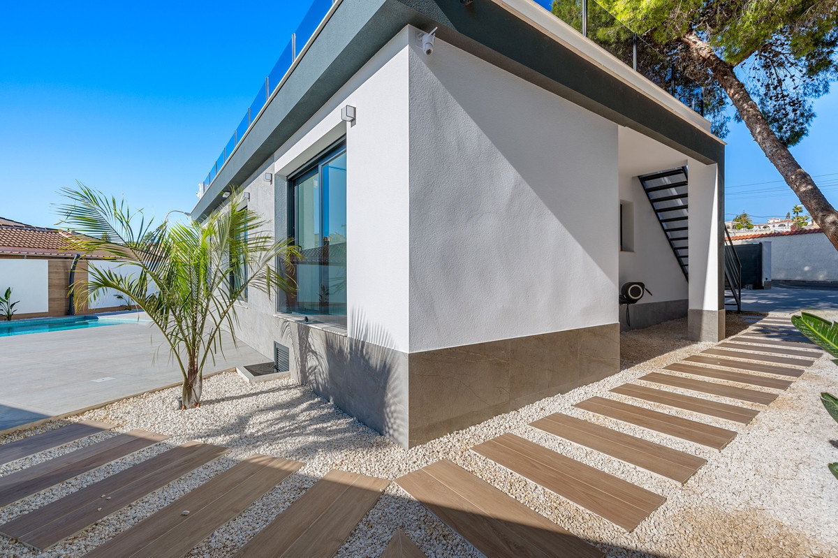 For sale - 4 Bedroom 4 Bathroom House - Detached Villa in Rojales - Rojales Centro  - Alicante