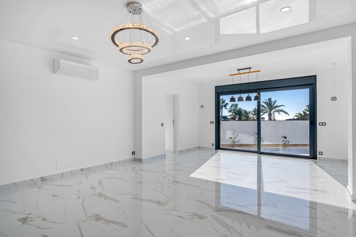 For sale - 4 Bedroom 4 Bathroom House - Detached Villa in Rojales - Rojales Centro  - Alicante