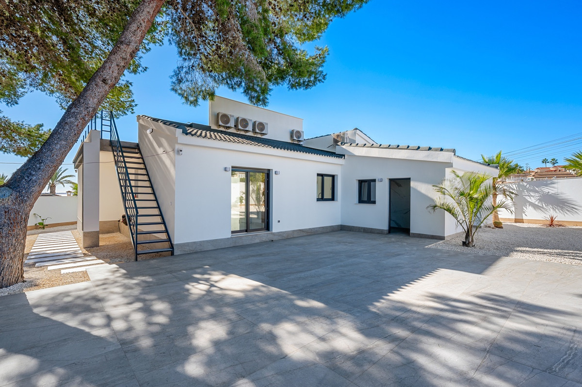 For sale - 4 Bedroom 4 Bathroom House - Detached Villa in Rojales - Rojales Centro  - Alicante