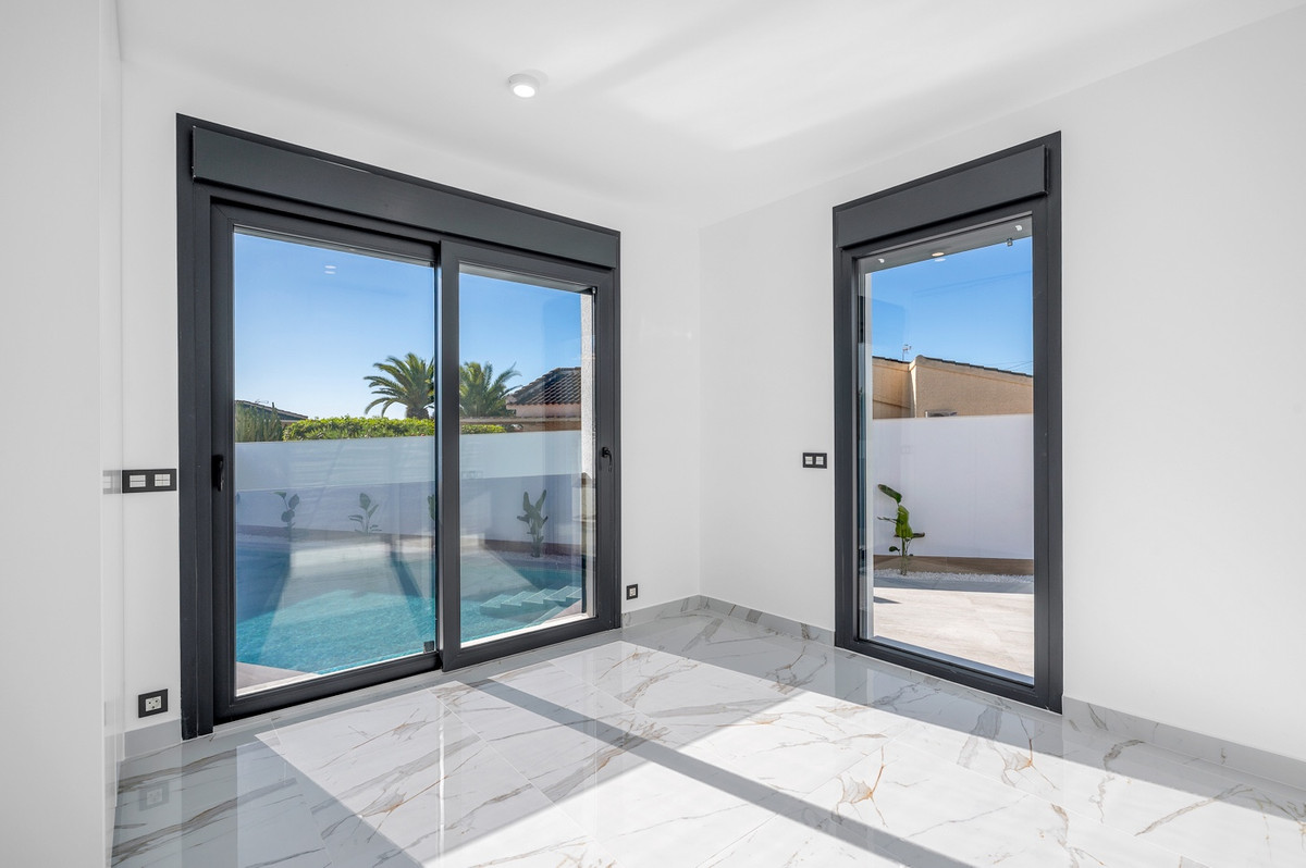 For sale - 4 Bedroom 4 Bathroom House - Detached Villa in Rojales - Rojales Centro  - Alicante