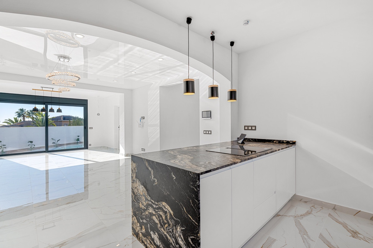 For sale - 4 Bedroom 4 Bathroom House - Detached Villa in Rojales - Rojales Centro  - Alicante