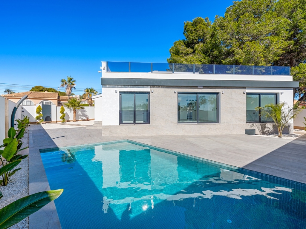 4 Bedroom 4 Bathroom House - Detached Villa in Rojales