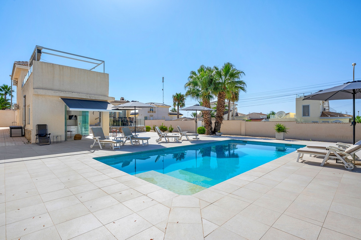 For sale - 3 Bedroom 3 Bathroom House - Detached Villa in Rojales - Ciudad Quesada  - Alicante