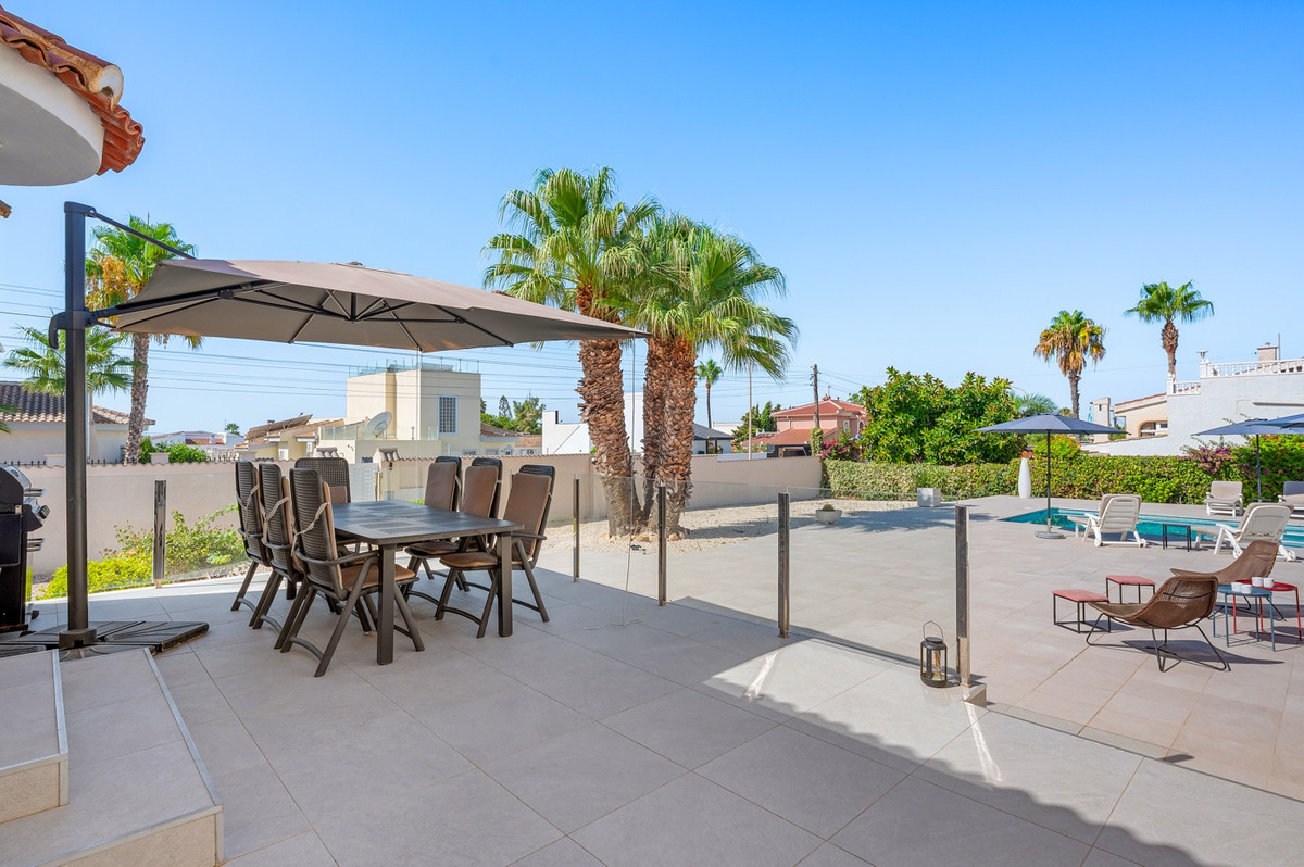 For sale - 3 Bedroom 3 Bathroom House - Detached Villa in Rojales - Ciudad Quesada  - Alicante