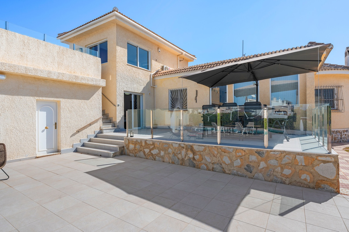 For sale - 3 Bedroom 3 Bathroom House - Detached Villa in Rojales - Ciudad Quesada  - Alicante