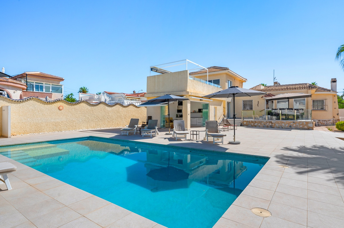 For sale - 3 Bedroom 3 Bathroom House - Detached Villa in Rojales - Ciudad Quesada  - Alicante
