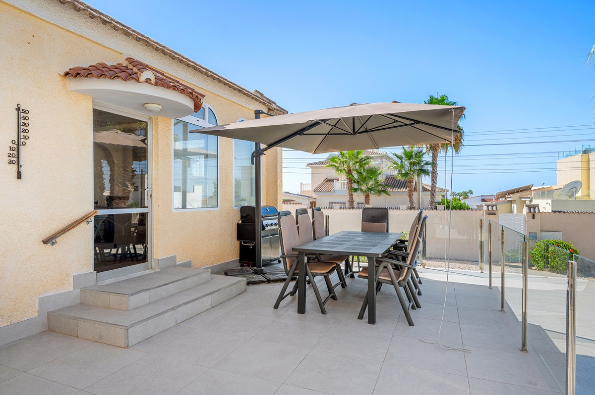 For sale - 3 Bedroom 3 Bathroom House - Detached Villa in Rojales - Ciudad Quesada  - Alicante