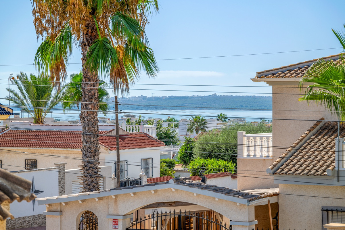 For sale - 3 Bedroom 3 Bathroom House - Detached Villa in Rojales - Ciudad Quesada  - Alicante