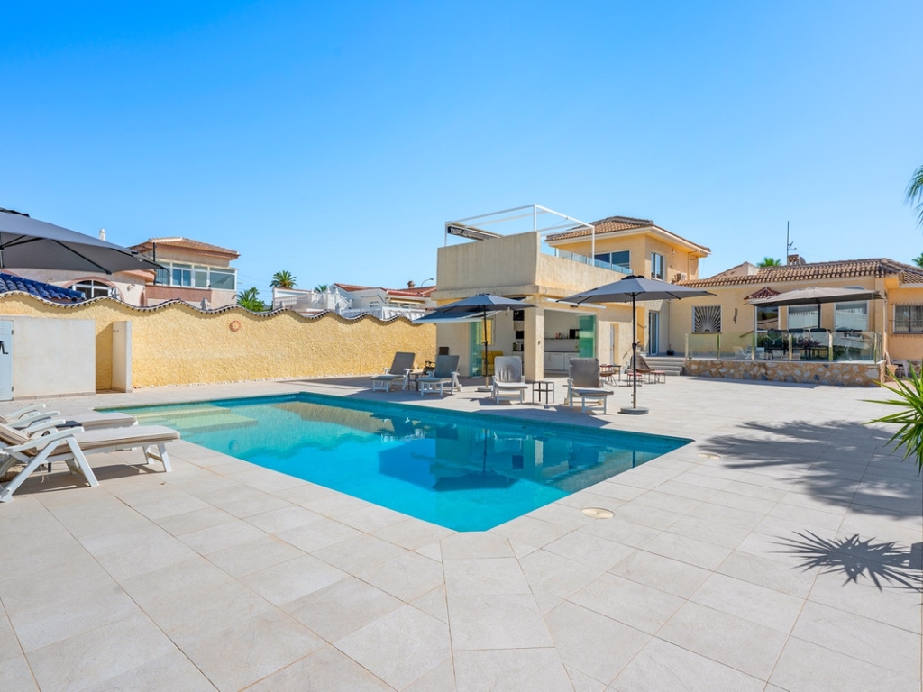 3 Bedroom 3 Bathroom House - Detached Villa in Rojales