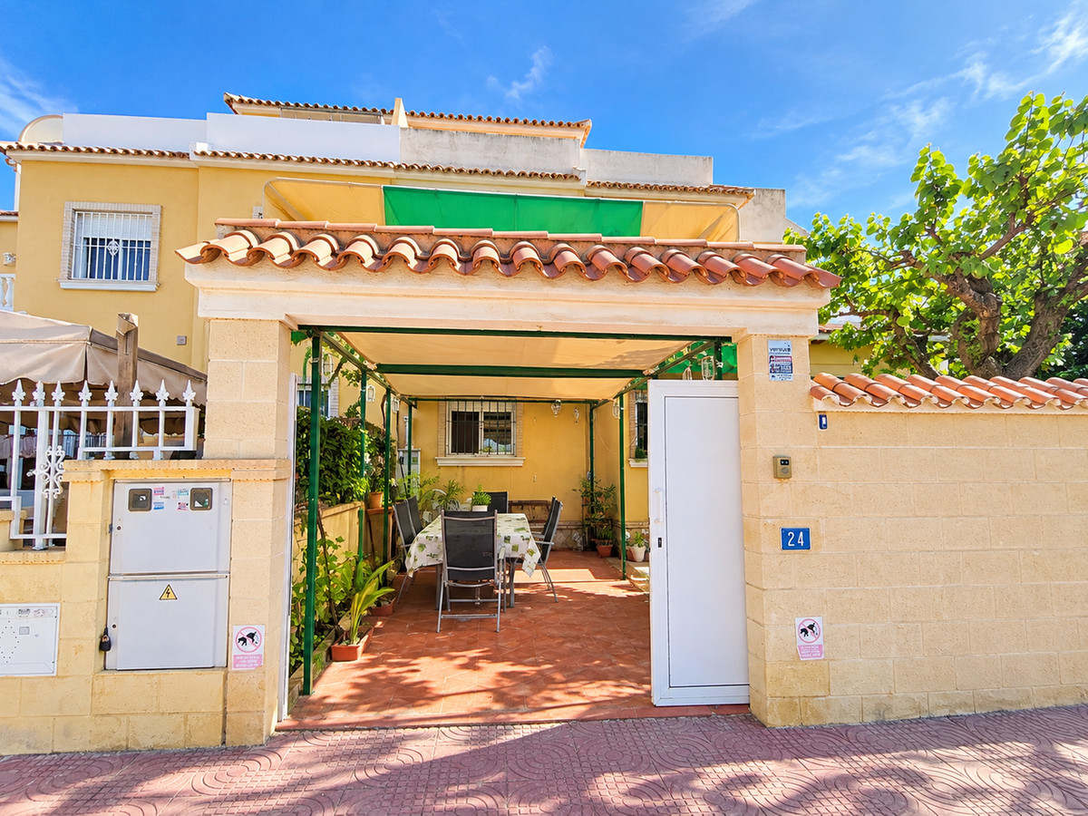 For sale - 4 Bedroom 2 Bathroom House - Townhouse in Rojales - Ciudad Quesada  - Alicante