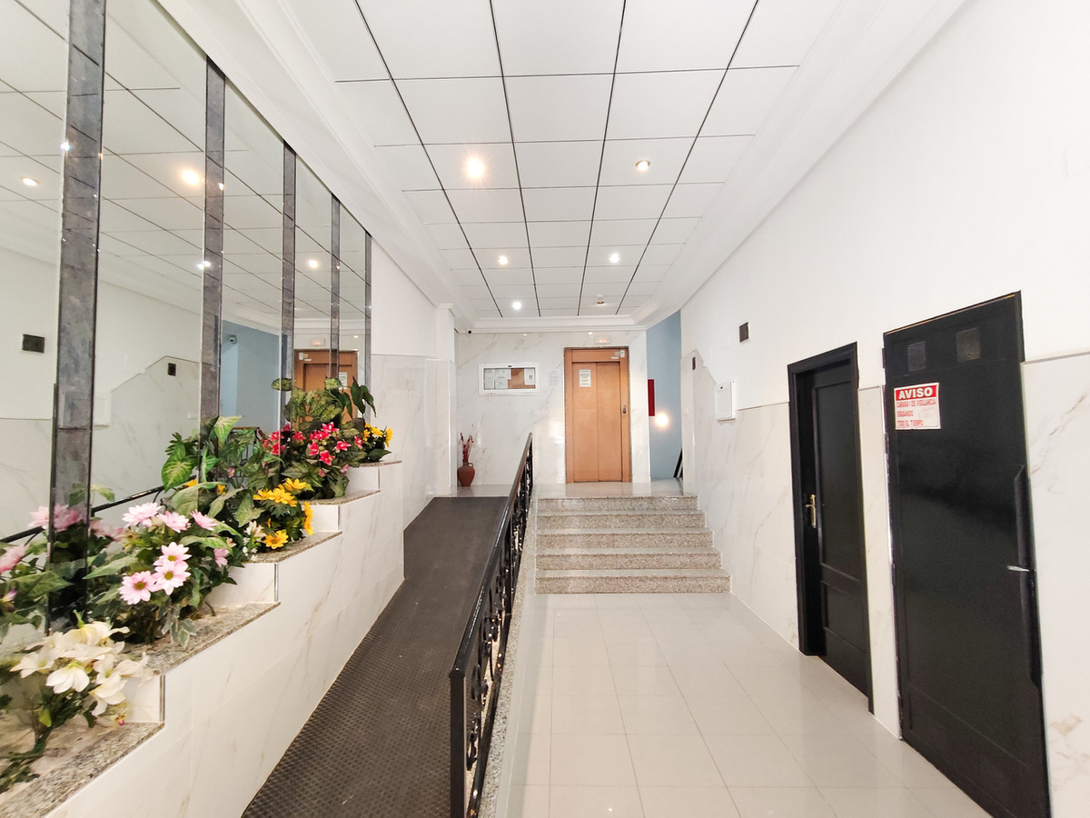 For sale - 3 Bedroom 2 Bathroom Apartment - Middle Floor Apartment in Torrevieja - Torrevieja Centro  - Alicante