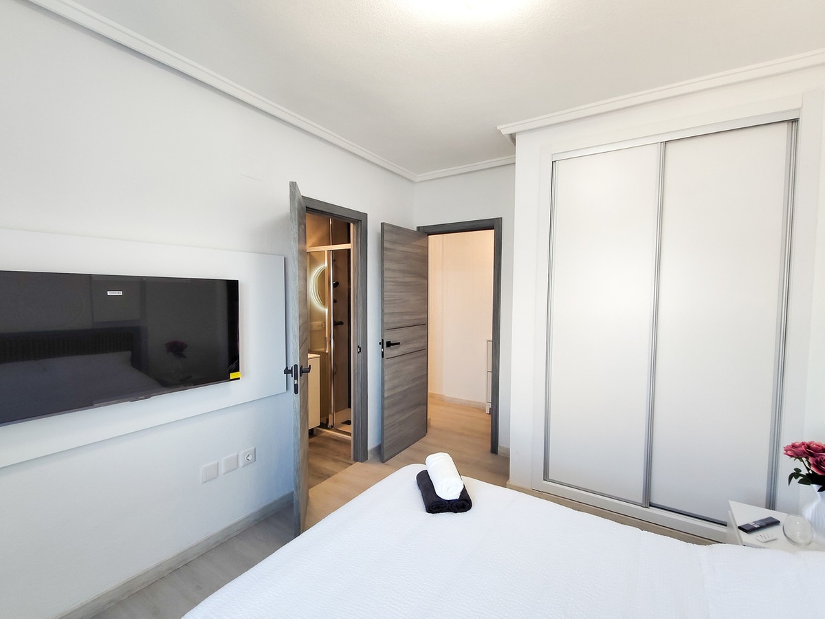 For sale - 3 Bedroom 2 Bathroom Apartment - Middle Floor Apartment in Torrevieja - Torrevieja Centro  - Alicante