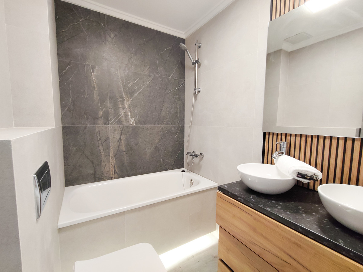 For sale - 3 Bedroom 2 Bathroom Apartment - Middle Floor Apartment in Torrevieja - Torrevieja Centro  - Alicante