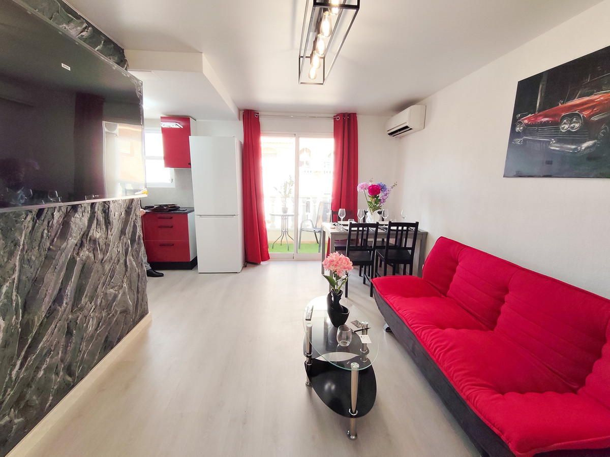 For sale - 3 Bedroom 2 Bathroom Apartment - Middle Floor Apartment in Torrevieja - Torrevieja Centro  - Alicante