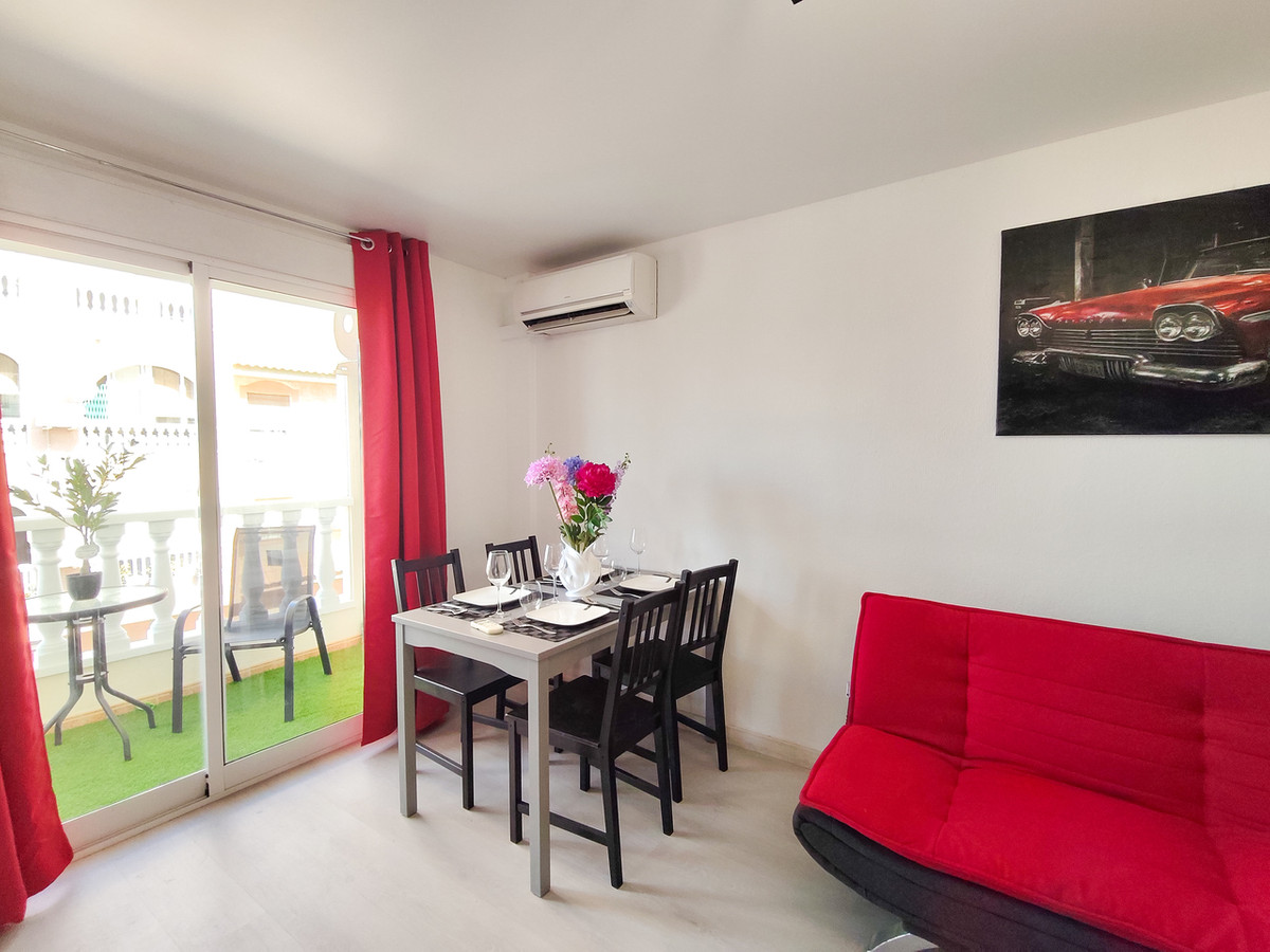 For sale - 3 Bedroom 2 Bathroom Apartment - Middle Floor Apartment in Torrevieja - Torrevieja Centro  - Alicante