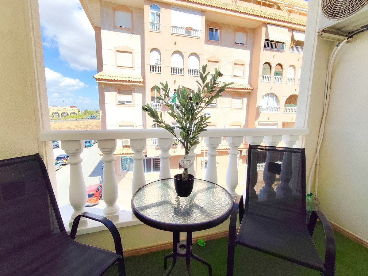 For sale - 3 Bedroom 2 Bathroom Apartment - Middle Floor Apartment in Torrevieja - Torrevieja Centro  - Alicante