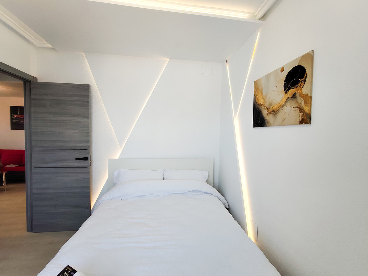 For sale - 3 Bedroom 2 Bathroom Apartment - Middle Floor Apartment in Torrevieja - Torrevieja Centro  - Alicante