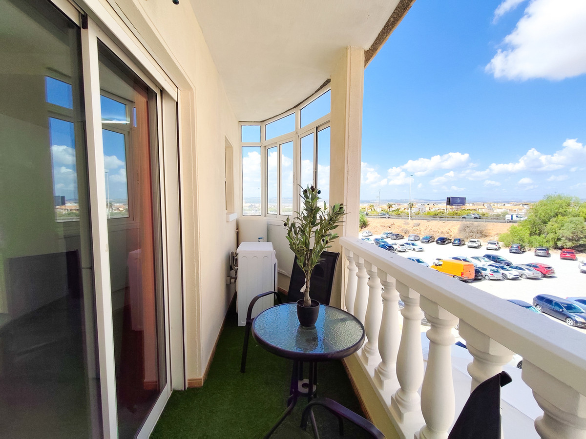 For sale - 3 Bedroom 2 Bathroom Apartment - Middle Floor Apartment in Torrevieja - Torrevieja Centro  - Alicante