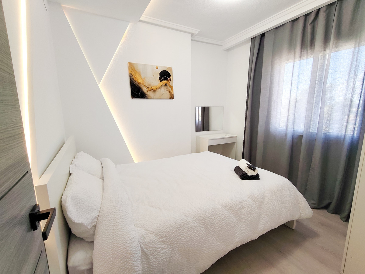 For sale - 3 Bedroom 2 Bathroom Apartment - Middle Floor Apartment in Torrevieja - Torrevieja Centro  - Alicante