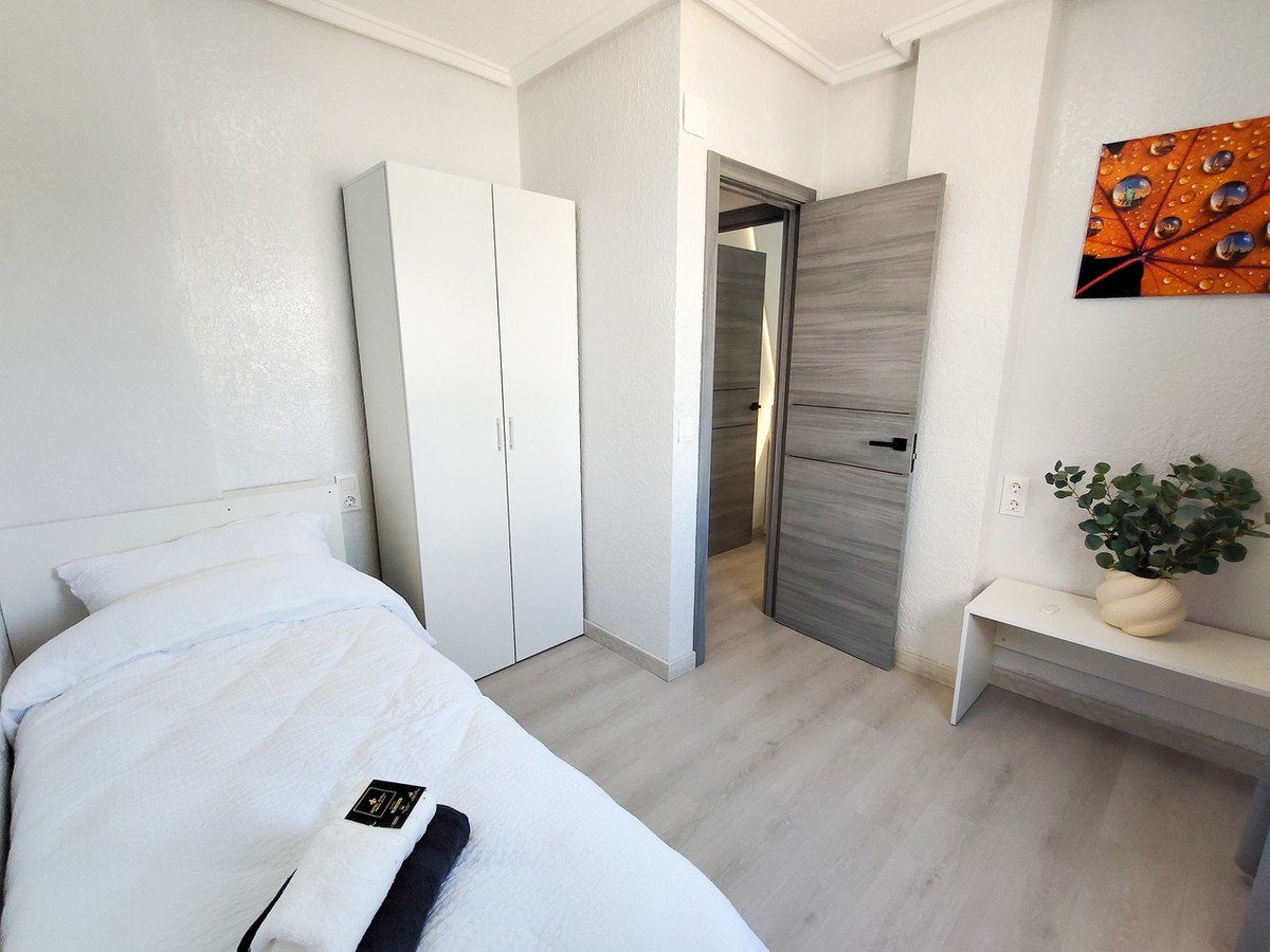 For sale - 3 Bedroom 2 Bathroom Apartment - Middle Floor Apartment in Torrevieja - Torrevieja Centro  - Alicante