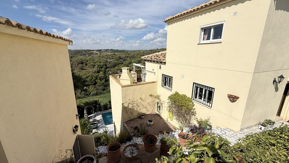 For sale - 5 Bedroom 4 Bathroom House - Detached Villa in Orihuela - Villamartin  - Alicante