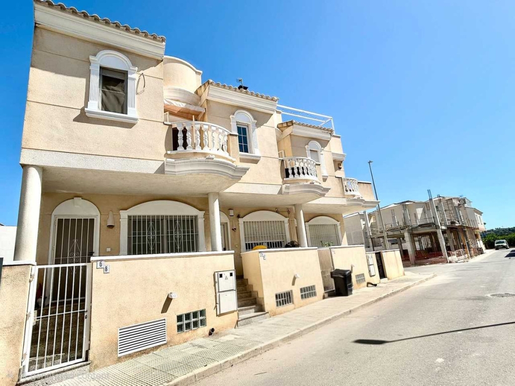 4 Bedroom 3 Bathroom House - Townhouse in Almoradi