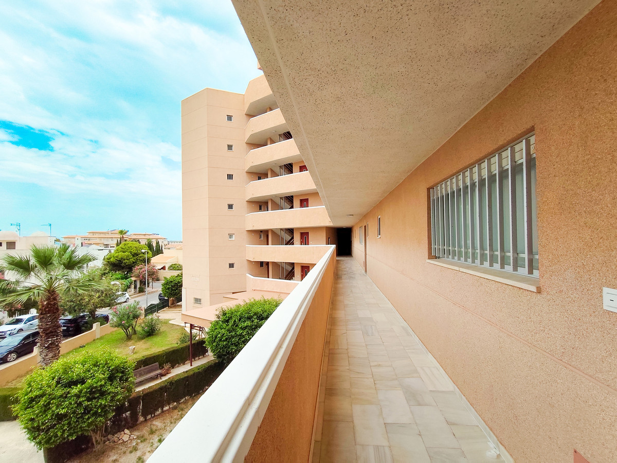 For sale - 3 Bedroom 2 Bathroom Apartment - Middle Floor Apartment in Orihuela - La Zenia  - Alicante