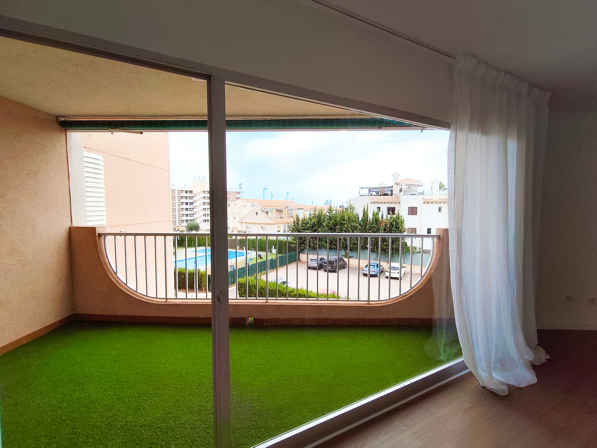 For sale - 3 Bedroom 2 Bathroom Apartment - Middle Floor Apartment in Orihuela - La Zenia  - Alicante