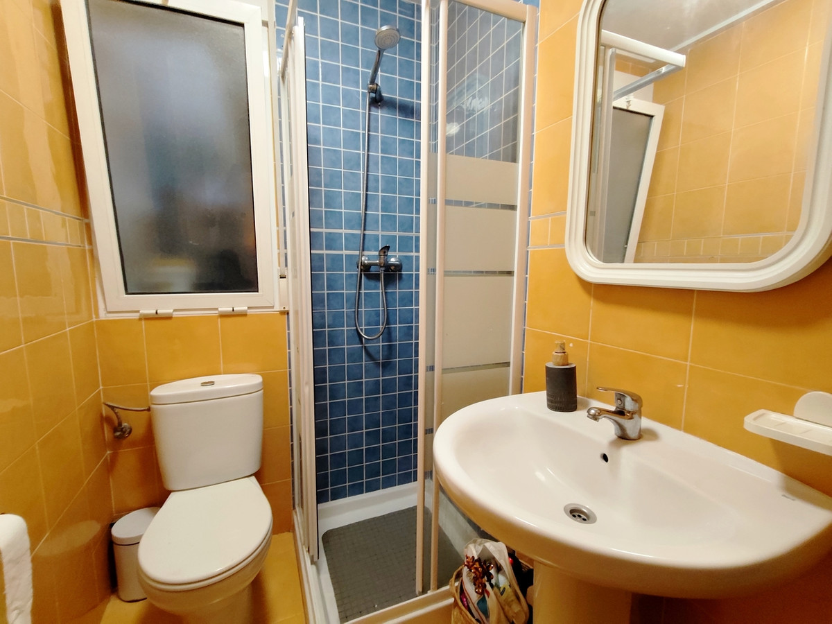 For sale - 3 Bedroom 2 Bathroom Apartment - Middle Floor Apartment in Torrevieja - Torrevieja Centro  - Alicante